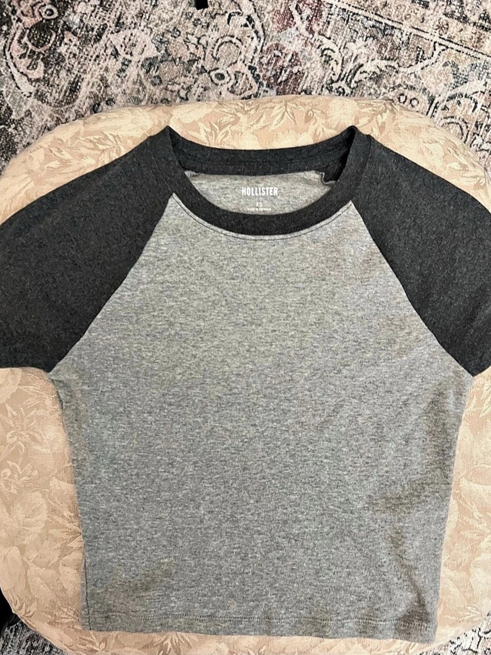 Hollister Raglan Tee in Gray & Black Size XS Like New